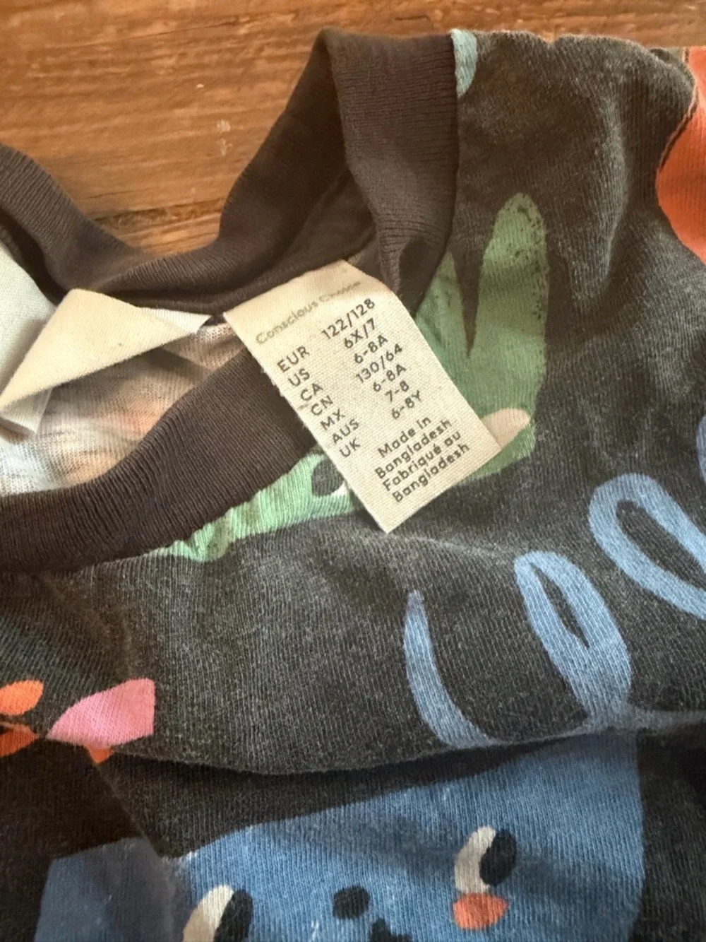 H&M x Liunic Kids Graphic T-Shirt Size 6-8Y Limited Edition Rainbow Planet Tee